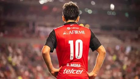 ¿Enciende las alarmas? Gilberto Mora sale de cambio con aparentes molestias físicas