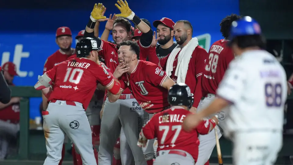 Toros blanquean a Olmecas y toman ventaja en la Serie del Rey