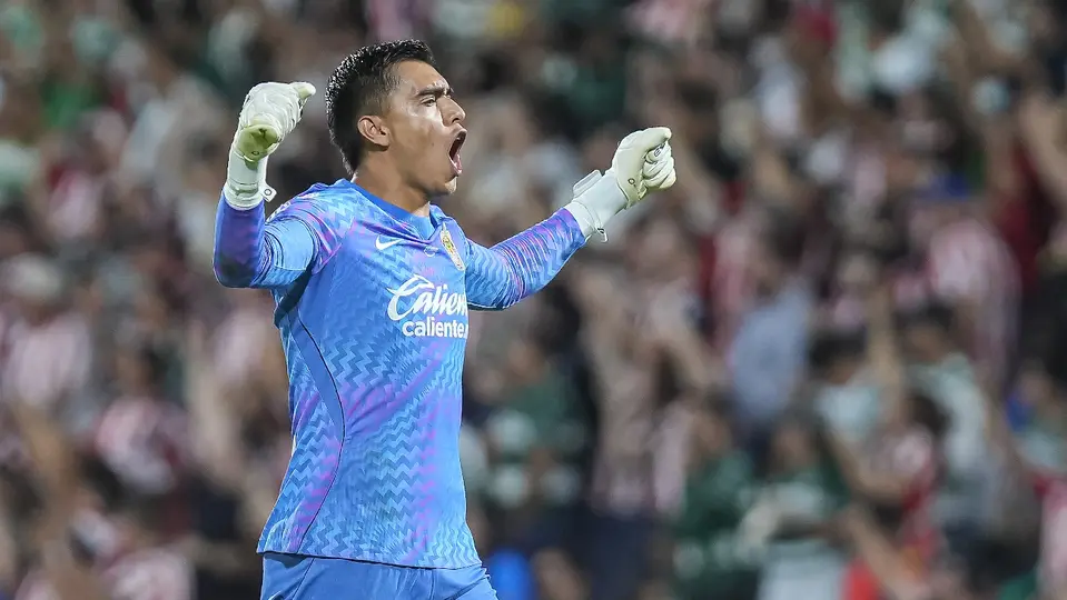 Raúl 'Tala' Rangel, arquero de Chivas, en festejo de gol | IMAGO7