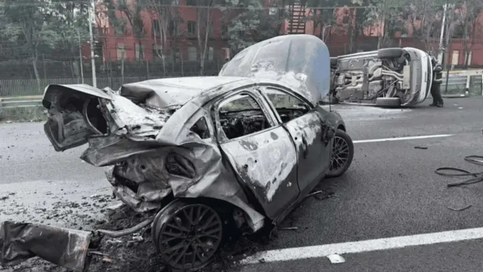 El BYD se incendió después de recibir el impacto de una camioneta Audi en la autopista México-Toluca . / RS