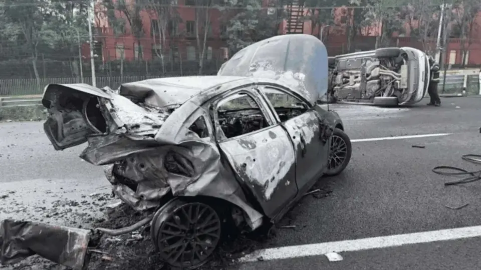 El BYD se incendió después de recibir el impacto de una camioneta Audi en la autopista México-Toluca . / RS