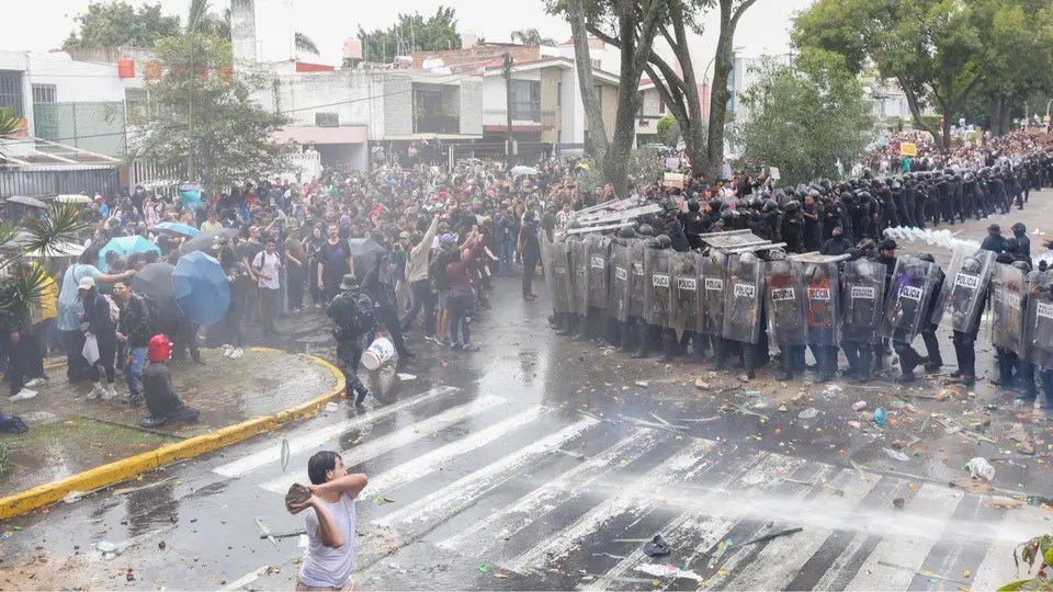 El enfrentamiento entre manifestantes y elementos de seguridad derivó en detenciones y personas lesionadas, según el reporte de las autoridades / Punto Por Punto TV