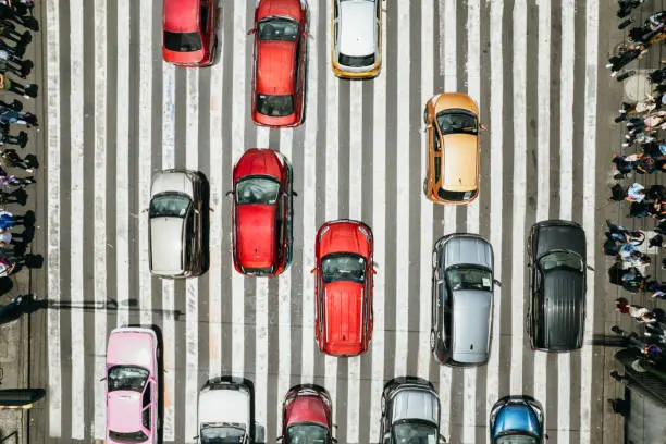 Los automóviles con holograma 1 y 2, engomado rosa y terminación 7 u 8 tendrán restringida la circulación este martes./ Pixabay