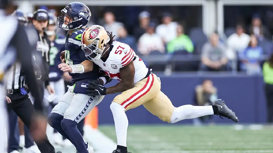 Dre Greenlaw en un golpe tardío ante Sam Darnold en el duelo entre 49ers y Seattle | AFP