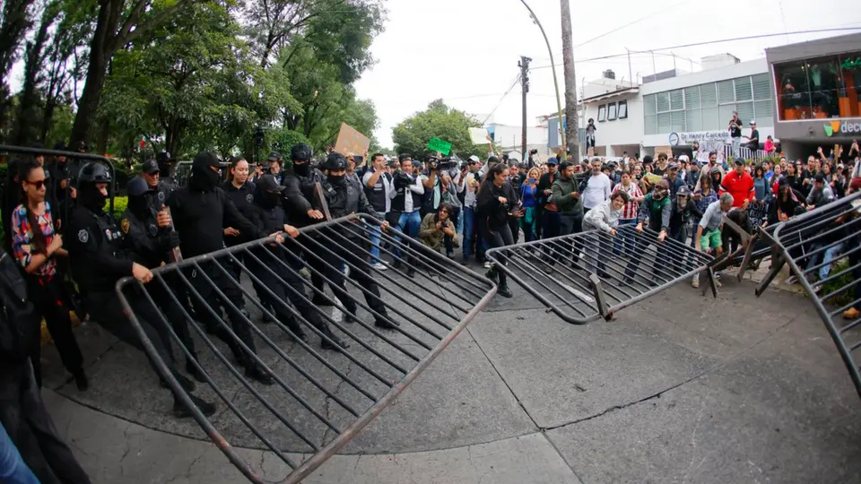 Las instalaciones de Casa Jalisco fueron resguardadas durante la protesta, en medio de las exigencias ciudadanas por el suministro de agua limpia / Redes Sociales