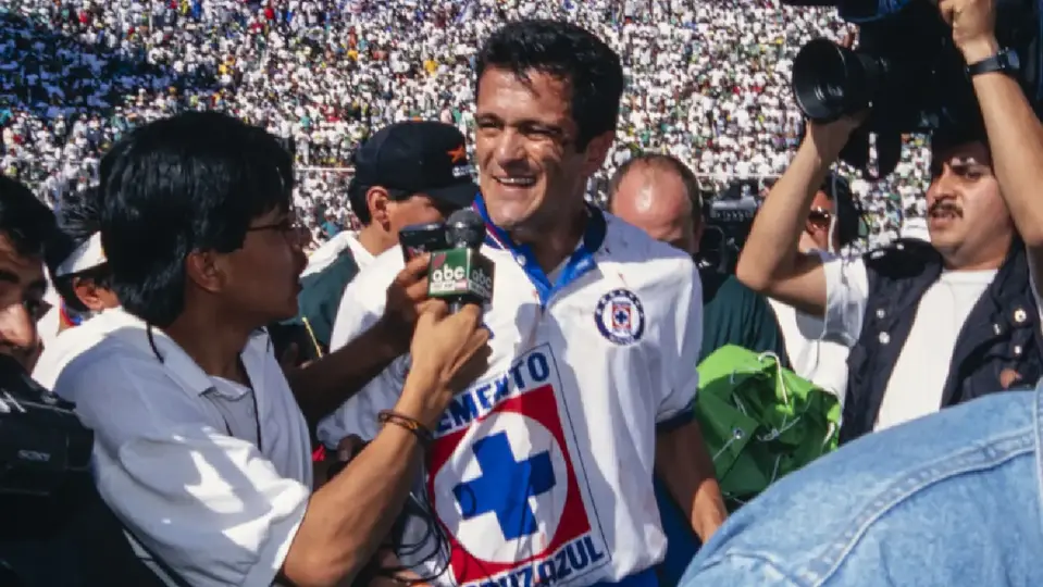 Carlos Hermosillo, exjugador mexicano, tras ganar la Octava con Cruz Azul ante León | MEXSPORT