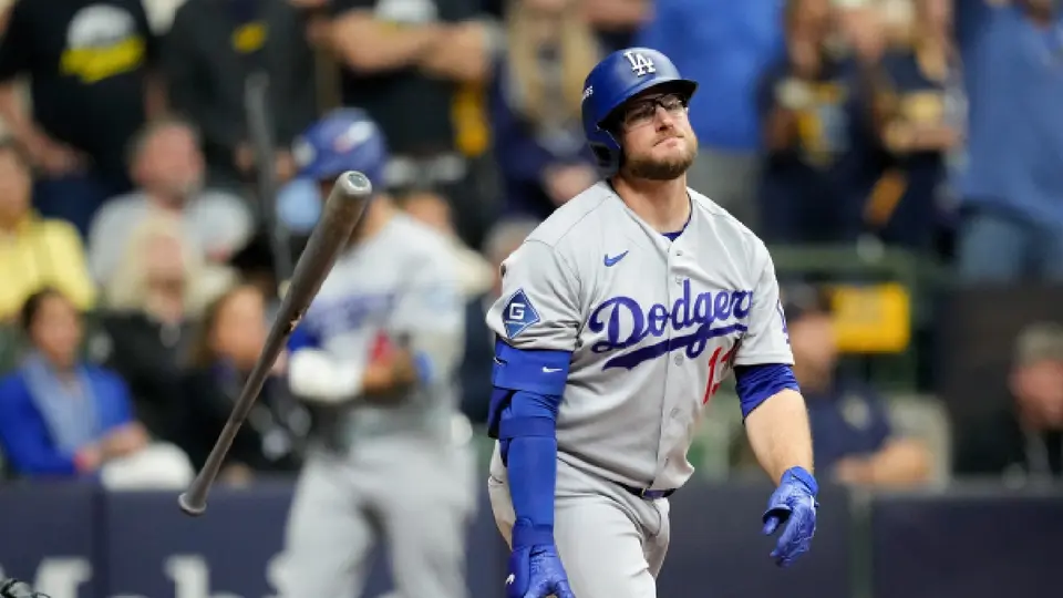 Max Muncy lamentándose un out ante los Cerveceros de Milwaukee | AP