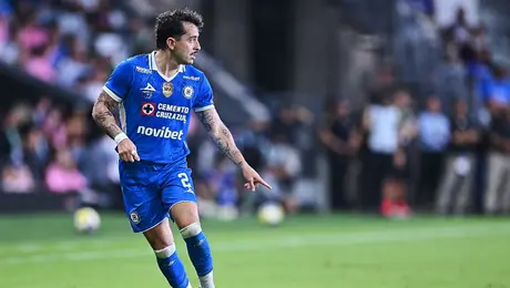 La afición de Pumas no perdona: Alan Mozo entra con Cruz Azul y es recibido entre abucheos en CU