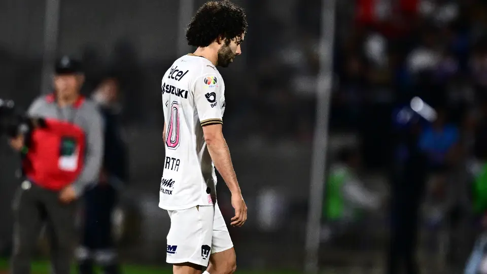 Chino Huerta sale expulsado por doble amarilla ante Cruz Azul