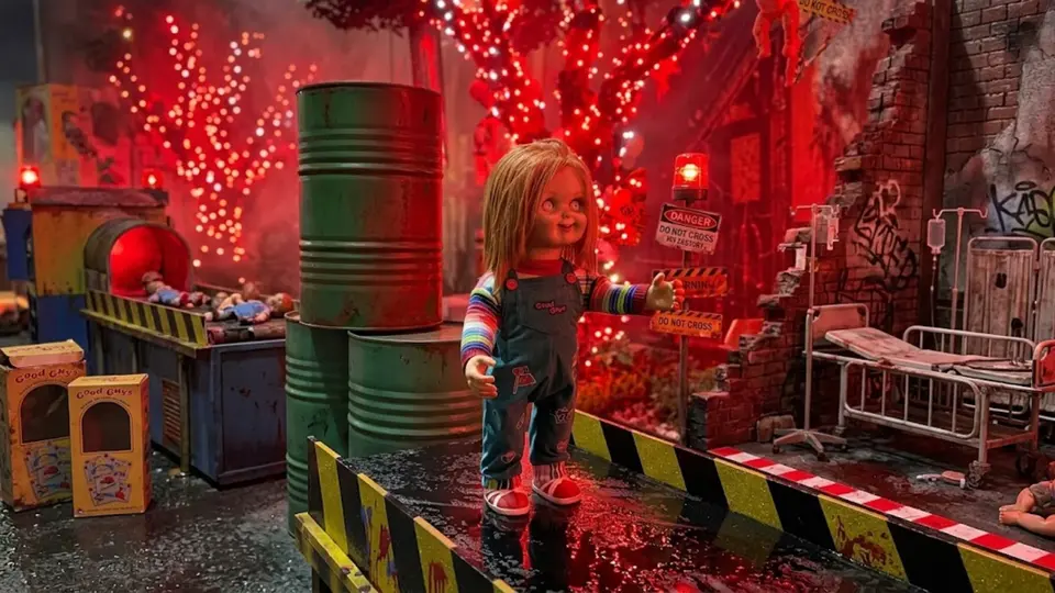 Las luces rojas, los muñecos y las cintas transportadoras forman parte de la decoración temática de Halloween / Gemini