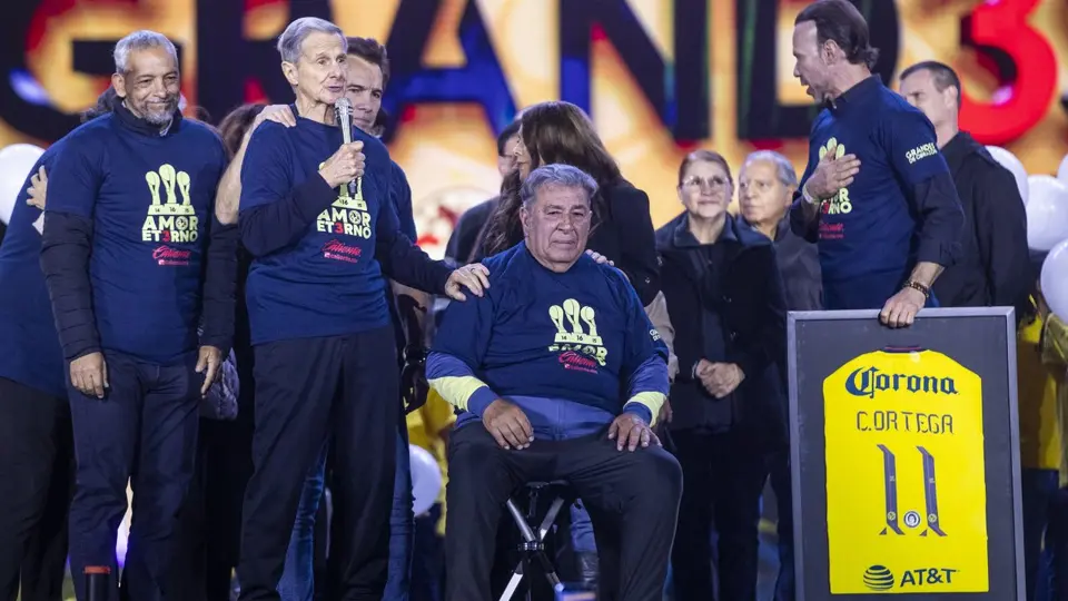 Carlos Reinoso y otros jugadores de América en la celebración del tricampeonato | MEXSPORT