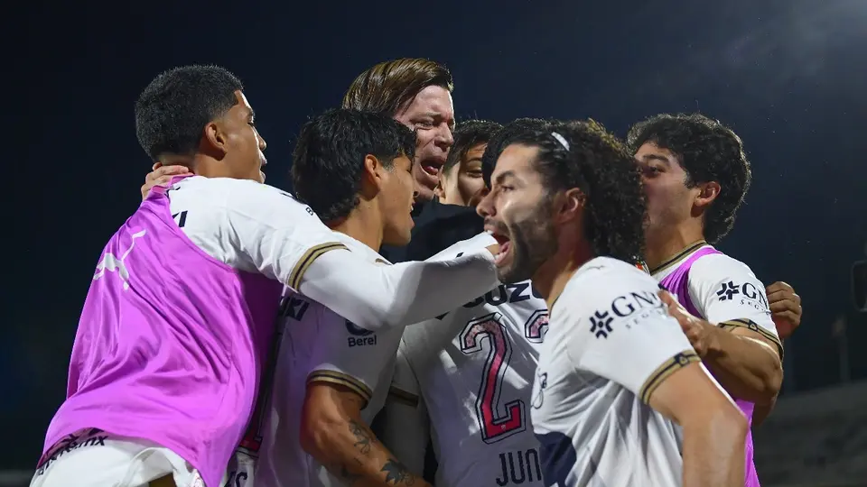Jugadores y Solari celebrando anotación de Pumas ante Cruz Azul | MEXSPORT