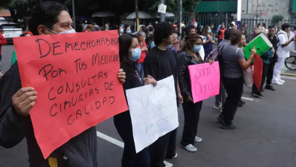 Trabajadores del IMSS mantienen bloqueos en CDMX y alistan movilizaciones para el martes 13 y miércoles 14 de octubre
