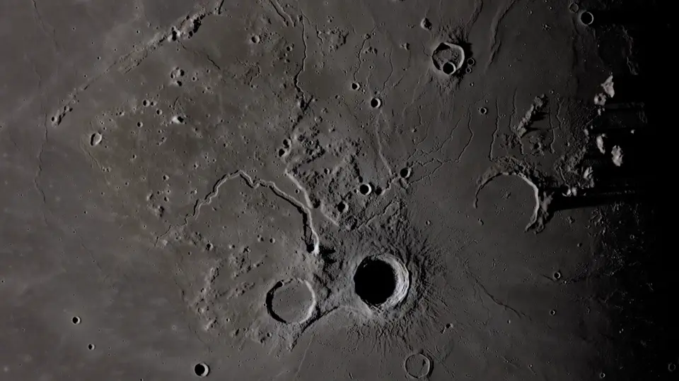Las posibles cuevas lunares podrían ofrecer protección a los astronautas frente a la radiación, los micrometeoritos y las temperaturas extremas / Captura de pantalla