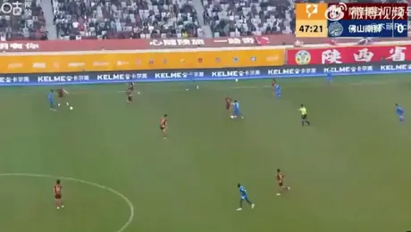 ¡Insólito! El gol con dos balones en el futbol de China que le está dando la vuelta al mundo