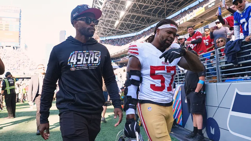 Dre Greenlaw, defensor de los San Francisco 49ers, tras ser expulsado ante Seattle | AP