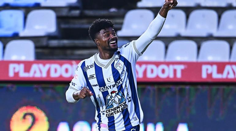 Eduardo Bauermann celebra el gol que acerca al Pachuca ante el Necaxa | MEXSPORT
