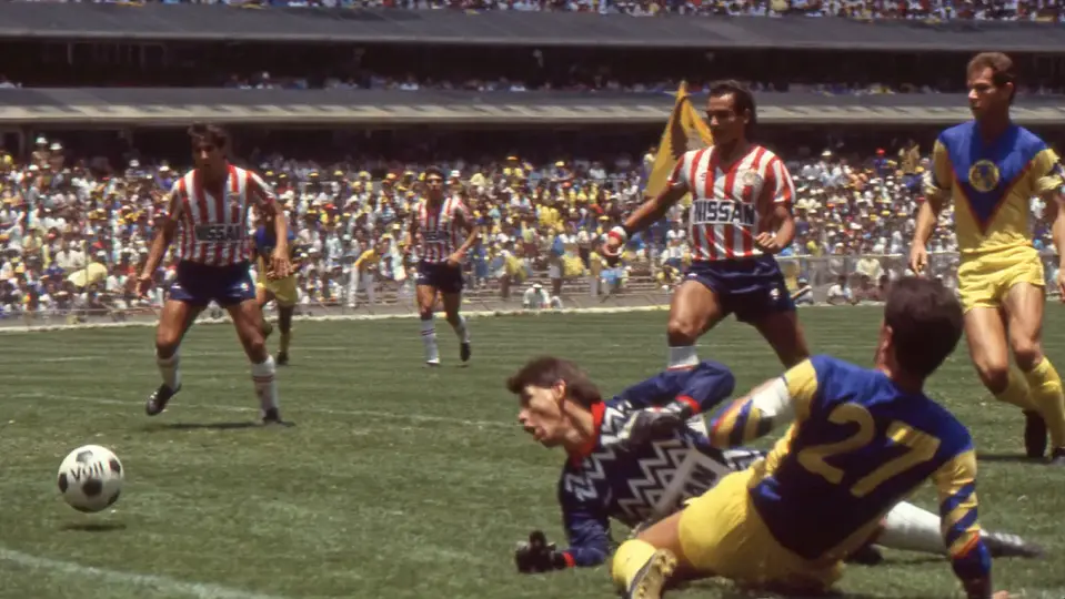 Carlos Hermosillo, en partido ante Chivas, en su etapa con América | MEXSPORT