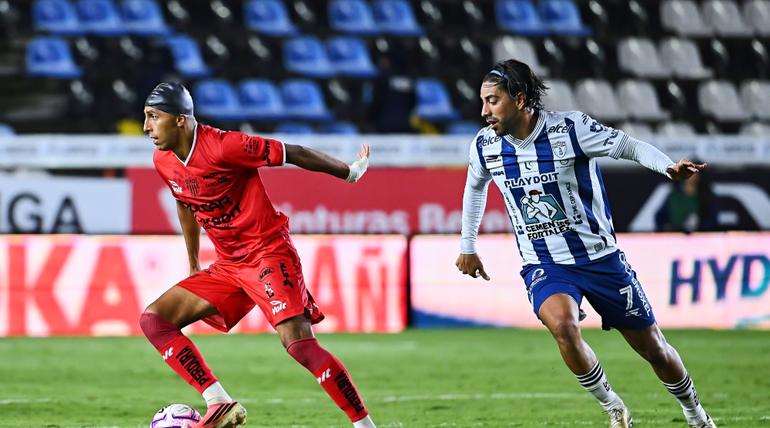 Pachuca y Necaxa peleando en balón | MEXSPORT