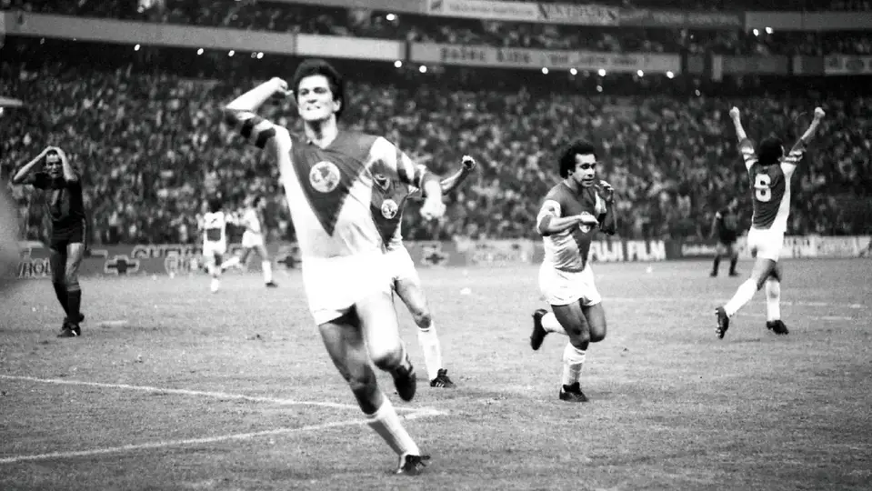 Carlos Hermosillo, en festejo de gol, ante Chivas | MEXSPORT