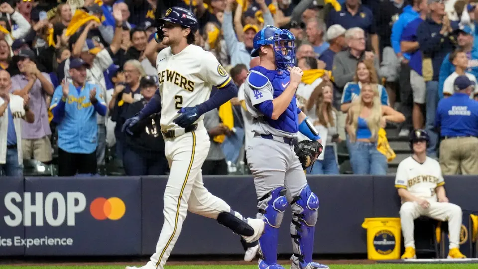 Turang pisando home tras un cuadrangular ante los Dodgers | AP