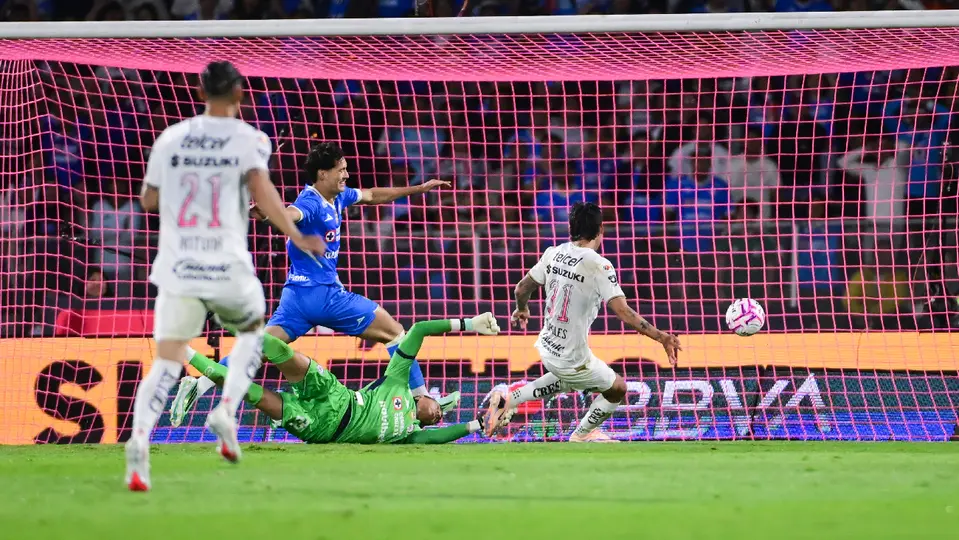 El gol de Robert Morales, de Pumas, tras la tibia marca de Orozco Chiquete, de Cruz Azul | IMAGO7