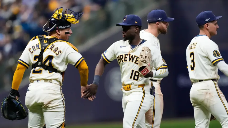 Cerveceros celebrando victoria en la Serie de Campeonato ante los Dodgers | AP