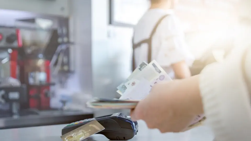 Es buen momento para comprar dólares o cambiar, según tus intereses / FREEPIK