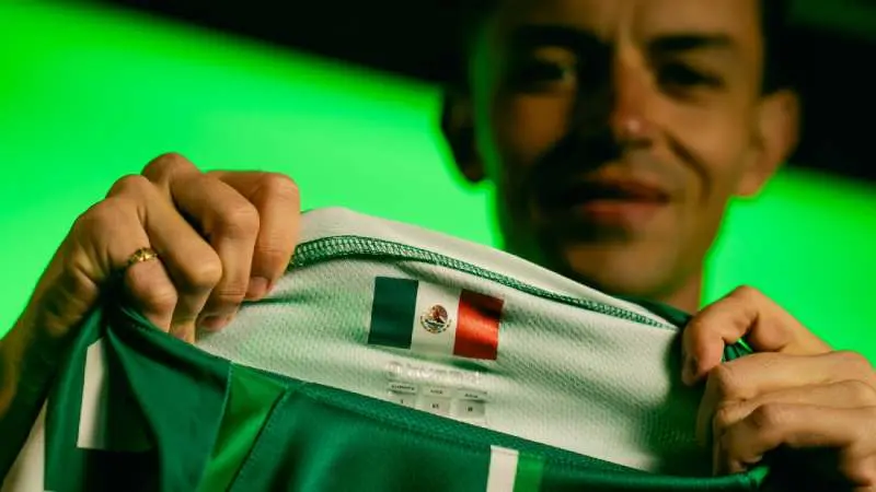 Álvaro Fidalgo con el jersey conmemorativo del Betis | X:@ RealBetis