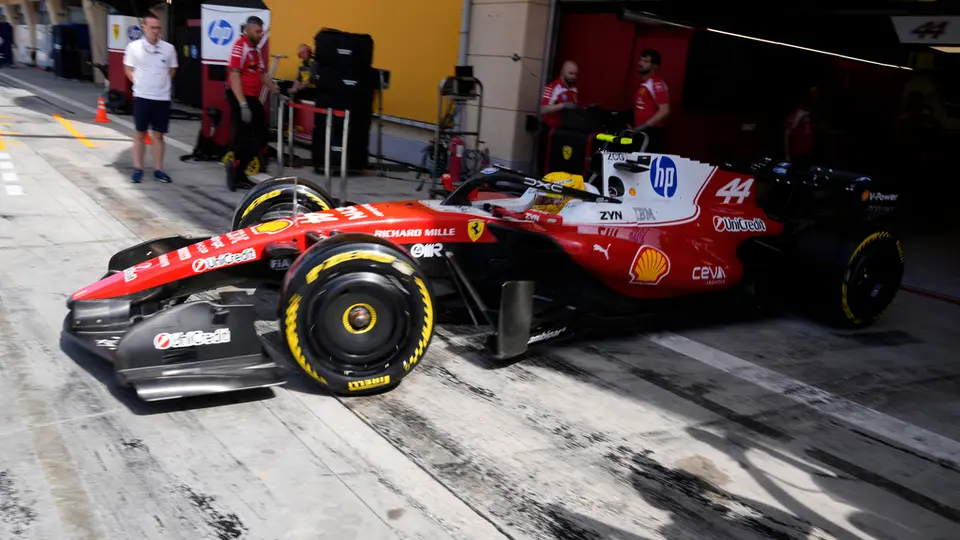 Hamilton sale del garage en su sesión de entrenamiento en el segundo día de pretemporada en Bahréin | AP