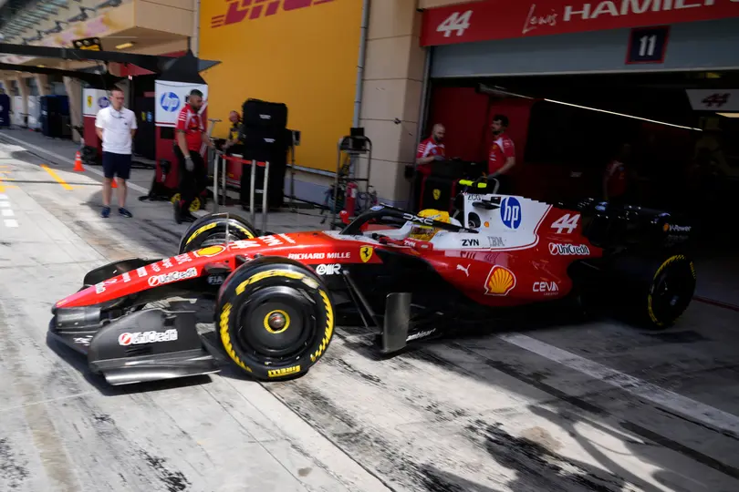 Hamilton sale del garage en su sesión de entrenamiento en el segundo día de pretemporada en Bahréin | AP