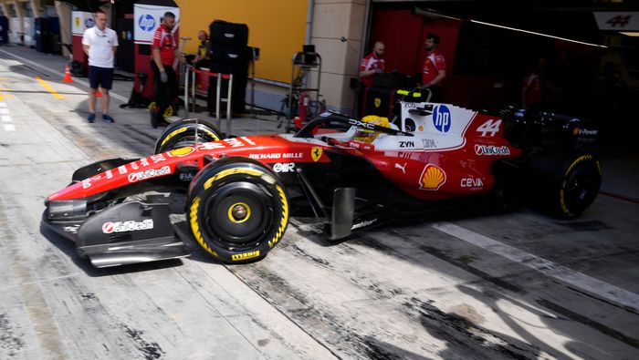 Hamilton sale del garage en su sesión de entrenamiento en el segundo día de pretemporada en Bahréin | AP
