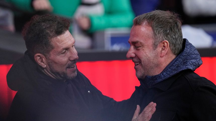 Diego Simeone saluda a Hansi Flick previo al partido de Atlético de Madrid contra Barcelona | AP