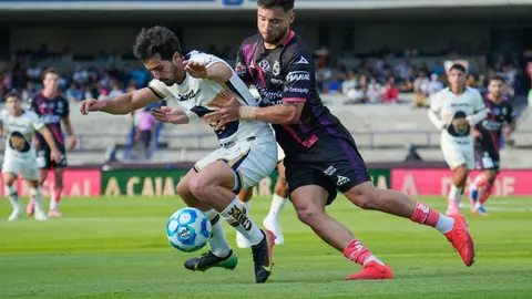 Pablo Benevendo y José Pachuca en disputa del balón en el partido entre Puebla y Pumas en la Jornada 6 del Apertura 2025 | IMAGO 7