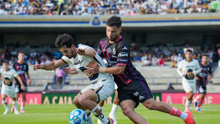 Pablo Benevendo y José Pachuca en disputa del balón en el partido entre Puebla y Pumas en la Jornada 6 del Apertura 2025 | IMAGO 7