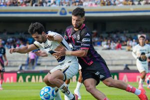 Pablo Benevendo y José Pachuca en disputa del balón en el partido entre Puebla y Pumas en la Jornada 6 del Apertura 2025 | IMAGO 7