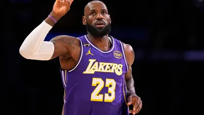 LeBron James, el jugador de más edad con un triple-doble en la historia de la NBA