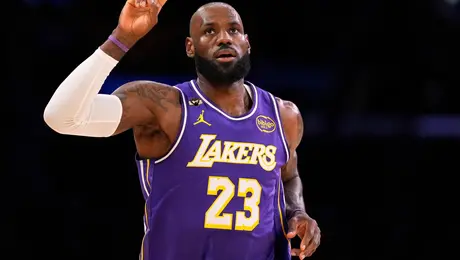LeBron James, el jugador de más edad con un triple-doble en la historia de la NBA