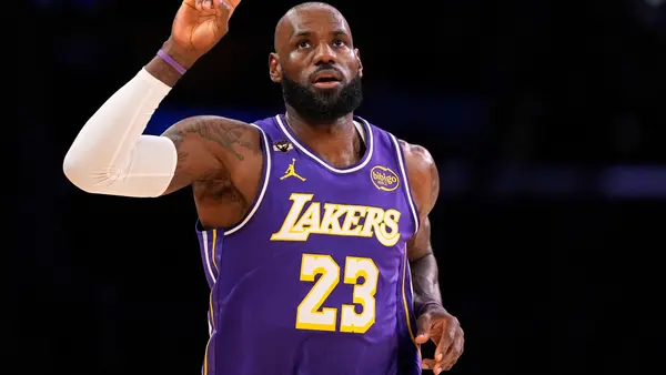 LeBron James, el jugador de más edad con un triple-doble en la historia de la NBA