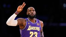 LeBron James, el jugador de más edad con un triple-doble en la historia de la NBA