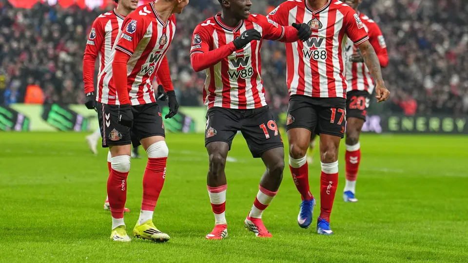 ¡Los Gatos Negros! Sunderland lanza colección de ropa inspirada en México