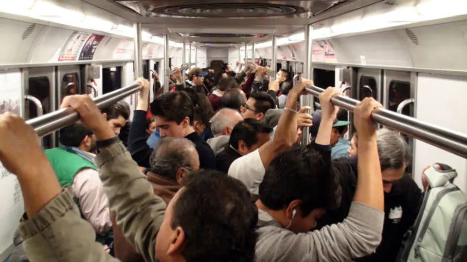 La convivencia entre pasajeros en el Metro CDMX se ve afectada por la saturación en trenes en horas de alta demanda. / iStock