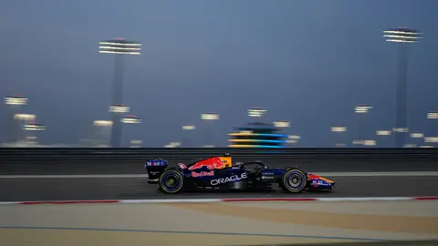 Verstappen durante la sesión del segundo día de pretemporada en Bahréin | AP