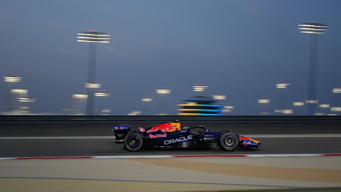 Verstappen durante la sesión del segundo día de pretemporada en Bahréin | AP