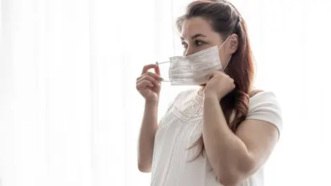Durante el brote, las embarazadas deben extremar precauciones para evitar la exposición al virus. / iStock