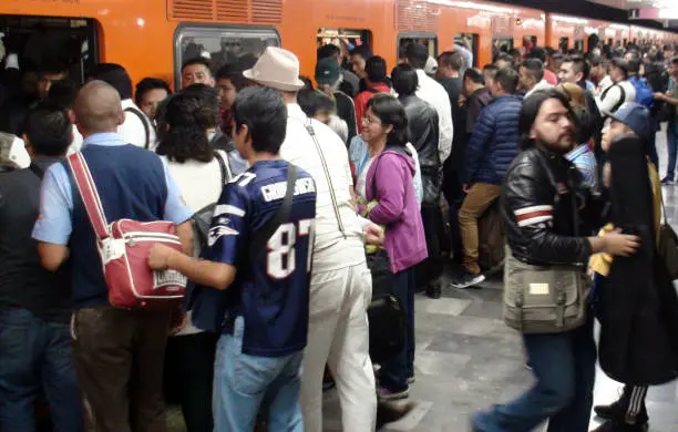 Usuarios enfrentan retrasos y saturación en el Metro CDMX tras el paro escalonado. / iStock