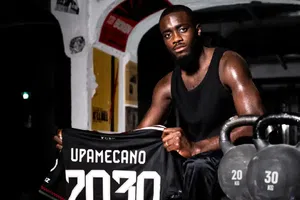 Upamecano 2030: El defensor francés renovó con el Bayern Múnich