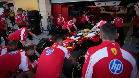 Equipo de Ferrari en la pretemporada de la F1 | AP