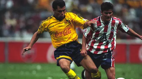 Raúl Rodrigo Lara y Ramón Ramírez se enfrentan en el Clásico Nacional del torneo Invierno 1997 | MEXSPORT