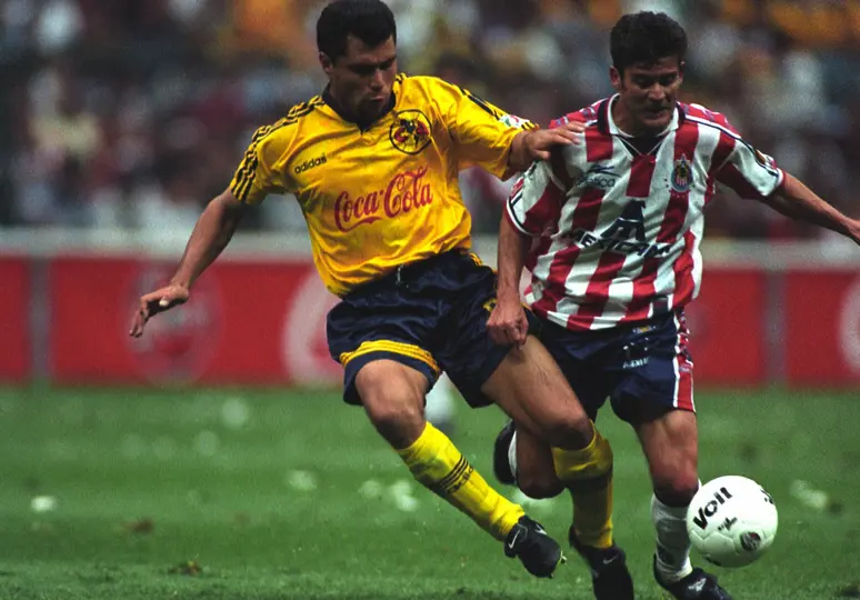 Raúl Rodrigo Lara y Ramón Ramírez se enfrentan en el Clásico Nacional del torneo Invierno 1997 | MEXSPORT